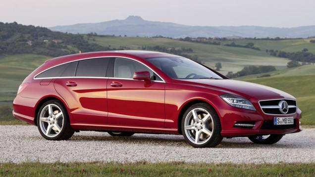 O estilo arrojado do cupê de quatro portas foi mantido na perua | <a href="https://quatrorodas.abril.com.br/saloes/paris/2012/mercedes-benz-cls-shooting-brake-702440.shtml" rel="migration">Leia mais</a>