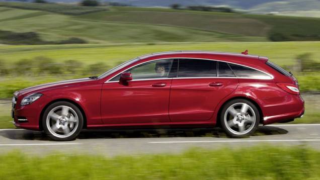 Olhando de perfil fica nítida a semelhança com o cupê | <a href="https://quatrorodas.abril.com.br/saloes/paris/2012/mercedes-benz-cls-shooting-brake-702440.shtml" rel="migration">Leia mais</a> Olhando de perfil fica nítida a semelhança com o cupê | <a href="https://quatrorodas.abril.com.br/saloes/paris/2012/mercedes-benz-cls-shooting-brake-702440.shtml" rel="migration">Leia mais</a>