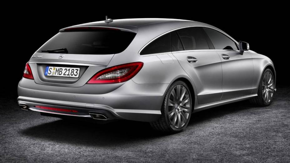 A traseira tem uma suave queda em direção às lanternas, que são iguais às do CLS sedã | <a href="https://quatrorodas.abril.com.br/saloes/paris/2012/mercedes-benz-cls-shooting-brake-702440.shtml" rel="migration">Leia mais</a>