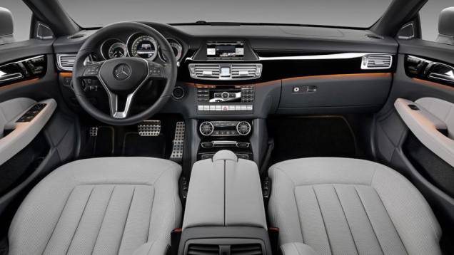 O interior preserva o (ótimo) padrão de acabamento típico da Mercedes-Benz | <a href="https://quatrorodas.abril.com.br/saloes/paris/2012/mercedes-benz-cls-shooting-brake-702440.shtml" rel="migration">Leia mais</a>