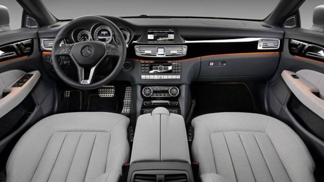 O interior preserva o (ótimo) padrão de acabamento típico da Mercedes-Benz | <a href="https://quatrorodas.abril.com.br/saloes/paris/2012/mercedes-benz-cls-shooting-brake-702440.shtml" rel="migration">Leia mais</a> O interior preserva o (ótimo) padrão de acabamento típico da Mercedes-Benz | <a href="https://quatrorodas.abril.com.br/saloes/paris/2012/mercedes-benz-cls-shooting-brake-702440.shtml" rel="migration">Leia mais</a>