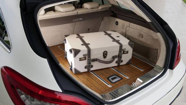O amplo porta-malas pode receber revestimento de madeira nobre com trilhos de alumínio no assoalho | <a href="https://quatrorodas.abril.com.br/saloes/paris/2012/mercedes-benz-cls-shooting-brake-702440.shtml" rel="migration">Leia mais</a> O amplo porta-malas pode receber revestimento de madeira nobre com trilhos de alumínio no assoalho | <a href="https://quatrorodas.abril.com.br/saloes/paris/2012/mercedes-benz-cls-shooting-brake-702440.shtml" rel="migration">Leia mais</a>