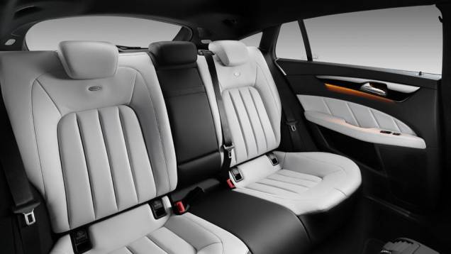 Como no cupê de quatro portas, a Shooting Brake tem quatro assentos individuais. Até há espaço para um terceiro passageiro, mas ele viajaria sem cinto de segurança | <a href="https://quatrorodas.abril.com.br/saloes/paris/2012/mercedes-benz-cls-shooting-brak" rel="migration"></a> Como no cupê de quatro portas, a Shooting Brake tem quatro assentos individuais. Até há espaço para um terceiro passageiro, mas ele viajaria sem cinto de segurança | <a href="https://quatrorodas.abril.com.br/saloes/paris/2012/mercedes-benz-cls-shooting-brak" rel="migration"></a>