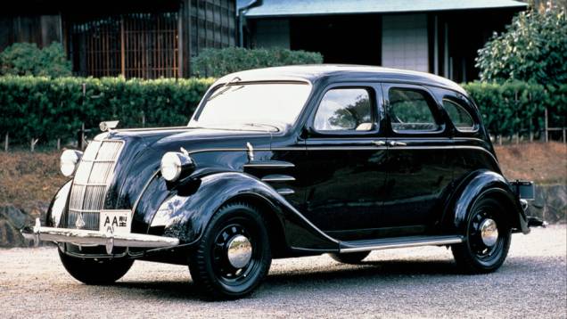 1936 - O primeiro Toyota de passeio se chamava AA e poderia ser descrito com um Airflow em menor escala - e sem faróis embutidos. Ele adotava um 6-cilindros em linha, dois a menos que o Chrysler