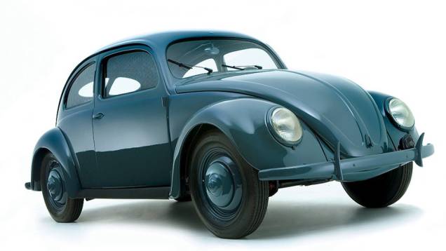 1938 - Obra-prima de Ferdinand Porsche influenciada pelo T97, o Volkswagen ficou pronto em 1938, durante o governo nazista. Com motor boxer traseiro a ar, é o mais famoso streamliner