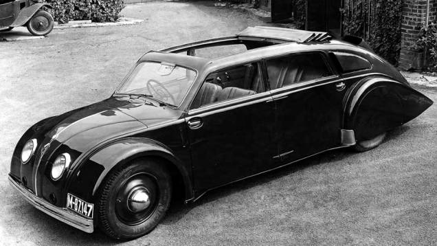 1934 - Revelado no Salão de Praga, o tcheco Tatra T77 representou a maior ousadia do grupo. Construído em monobloco, ele era equipado com um V8 - refrigerado a ar (instalado na traseira)