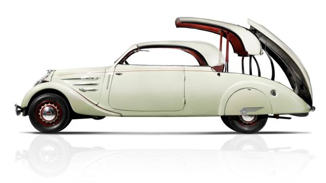 1935 - De perfil, o Peugeot 402 sedã parecia muito o Airflow sedã. Mais bizarra que a cascata cromada do Chrysler, sua grade oval escondia os faróis. O conversível Eclipse inovou pelo teto eletricamente retrátil