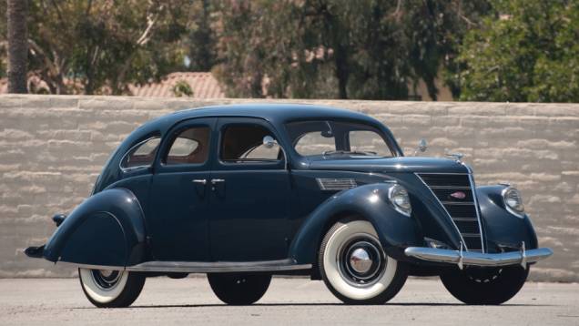 1935 - Pode parecer pouco, mas o nariz empinado que o capô do Lincoln Zephyr 1936 sugeria garantiu a ele aprovação e as boas vendas que o Airflow não conquistou. Seu V12 de 110 cv só ajudou