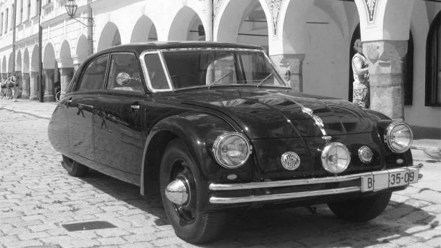 1935 - O V8 cresceu de 3.0 para 3.4 litros, gerando 75 cv no Tatra T77A. Seus faróis mudaram para os paralamas, um central acompanhava a direção. O parabrisa ganhou segmentos laterais