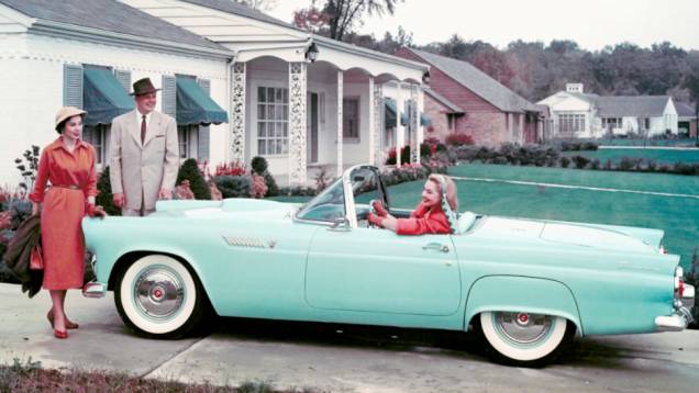 1955 - Pela primeira vez a Ford oferecia um segundo carro de passeio. O charmoso roadster estreou com um V8 de 4.5 litros. Ele produzia 198 cv com câmbio automático e 193 cv com o manual 1955 - Pela primeira vez a Ford oferecia um segundo carro de passeio. O charmoso roadster estreou com um V8 de 4.5 litros. Ele produzia 198 cv com câmbio automático e 193 cv com o manual