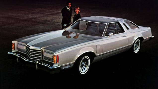 1977 - Pela primeira vez, o Ford perdeu medidas. Ele era um LTD II com acabamento mais sofisticado. Os faróis novamente vinham escondidos e, em estilo "tiara", as colunas B tinham pequenas vigias 1977 - Pela primeira vez, o Ford perdeu medidas. Ele era um LTD II com acabamento mais sofisticado. Os faróis novamente vinham escondidos e, em estilo "tiara", as colunas B tinham pequenas vigias