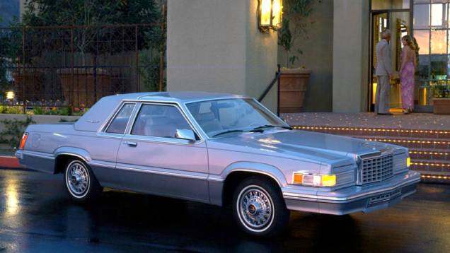 1980 - Em nova dieta, o Thunderbird passou para a plataforma do "compacto" Fairmont. A construção voltava a ser em monobloco e, pela primeira vez, um V6 era o motor de série 1980 - Em nova dieta, o Thunderbird passou para a plataforma do "compacto" Fairmont. A construção voltava a ser em monobloco e, pela primeira vez, um V6 era o motor de série
