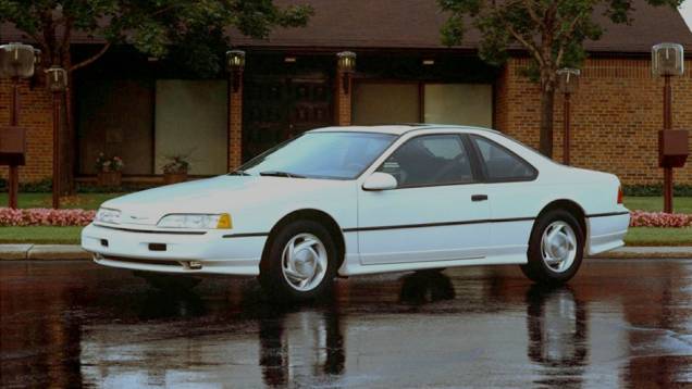 1989 - Maior, ele impressionava pela suavidade do desenho. Outra novidade era a suspensão traseira independente. Sem V8 nem quatro-cilindros, seu V6 de 3.8 litros rendia até 210 cv 1989 - Maior, ele impressionava pela suavidade do desenho. Outra novidade era a suspensão traseira independente. Sem V8 nem quatro-cilindros, seu V6 de 3.8 litros rendia até 210 cv