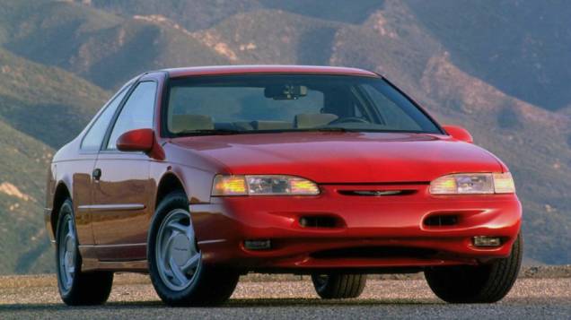 1994 - Com uma minúscula grade e um novo V8 de 4.6 litros e 190 cv, o modelo ganhou airbags duplos de série e controle de tração opcional. Em 4 de setembro de 1997, o Thunderbird saiu de linha 1994 - Com uma minúscula grade e um novo V8 de 4.6 litros e 190 cv, o modelo ganhou airbags duplos de série e controle de tração opcional. Em 4 de setembro de 1997, o Thunderbird saiu de linha