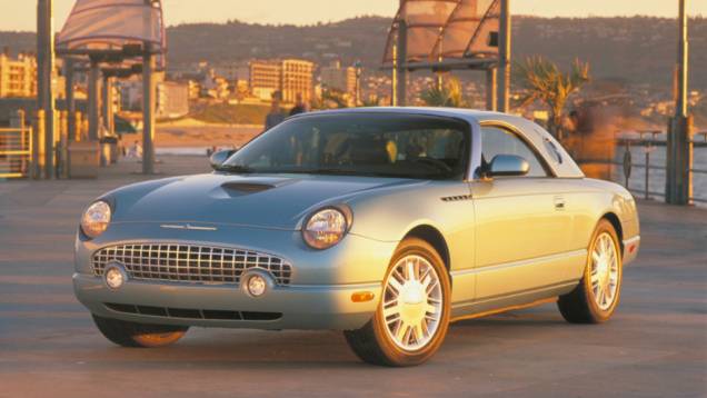 2002 - Revelado como carro-conceito no Salão de Detroit de 1999, um novo Thunderbird conversível homenageava o estilo do clássico de 1955-57 com um V8 de 252 cv e câmbio automático. Dura até 2005 2002 - Revelado como carro-conceito no Salão de Detroit de 1999, um novo Thunderbird conversível homenageava o estilo do clássico de 1955-57 com um V8 de 252 cv e câmbio automático. Dura até 2005