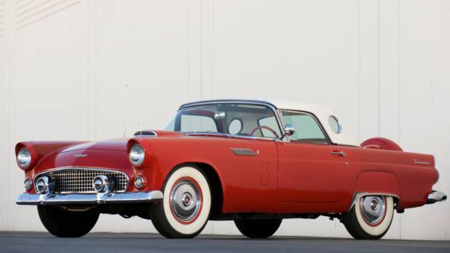 1956 - Surgiram duas marcas registradas de estilo do T-Bird, o teto rígido com vigias circulares opcionais e o estepe continental. Havia três opções de V8, de 202, 215 ou 225 cv 1956 - Surgiram duas marcas registradas de estilo do T-Bird, o teto rígido com vigias circulares opcionais e o estepe continental. Havia três opções de V8, de 202, 215 ou 225 cv