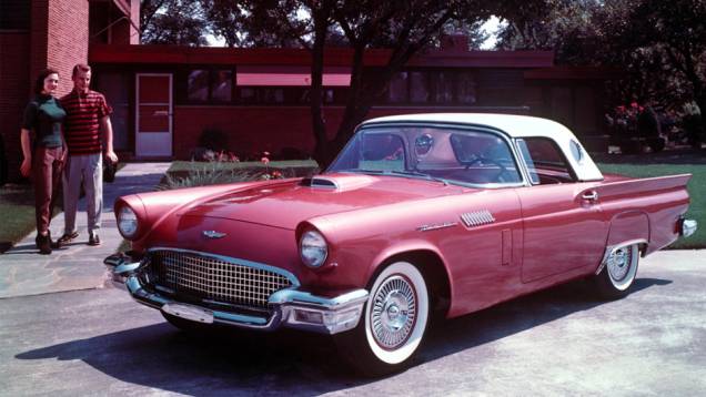 1957 - O parachoque dianteiro contornava a grade e suas garras ficaram minúsculas. Barbatanas partiam das maçanetas. Com compressor opcional, o V8 chegava a entregar 340 cv 1957 - O parachoque dianteiro contornava a grade e suas garras ficaram minúsculas. Barbatanas partiam das maçanetas. Com compressor opcional, o V8 chegava a entregar 340 cv