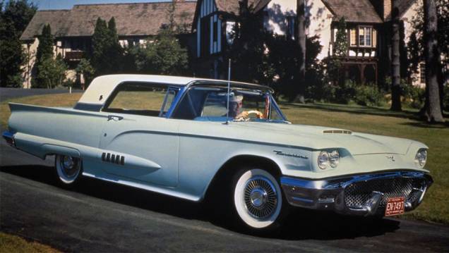 1958 - Aos três anos o Thunderbird chegava a meia-idade, agora construído num monobloco. Com 30,48 cm a mais entre os eixos, ele ganhou versão cupê hardtop, banco traseiro e 360 kg 1958 - Aos três anos o Thunderbird chegava a meia-idade, agora construído num monobloco. Com 30,48 cm a mais entre os eixos, ele ganhou versão cupê hardtop, banco traseiro e 360 kg
