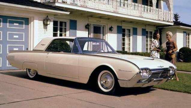 1961 - O desenho pontudo da nova frente lhe rendeu o apelido, Bullet Nose (nariz projétil). Apenas um V8, de 300 cv, estava disponível. E somente com câmbio automático 1961 - O desenho pontudo da nova frente lhe rendeu o apelido, Bullet Nose (nariz projétil). Apenas um V8, de 300 cv, estava disponível. E somente com câmbio automático