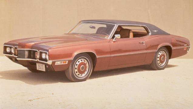 1970 - Os faróis já não eram mais escondidos por continuações falsas da grade, mas a protuberância central da dianteira era bastante sujeita a batidas e encarecia o seguro do carro 1970 - Os faróis já não eram mais escondidos por continuações falsas da grade, mas a protuberância central da dianteira era bastante sujeita a batidas e encarecia o seguro do carro