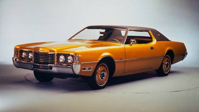 1972 - Apenas oferecido como hardtop, e com entreeixos 13,7 cm maior, o Thunderbird agora partilhava até a carroceria com o Lincoln Mark. O V8 mais possante oferecido produzia 212 cv 1972 - Apenas oferecido como hardtop, e com entreeixos 13,7 cm maior, o Thunderbird agora partilhava até a carroceria com o Lincoln Mark. O V8 mais possante oferecido produzia 212 cv