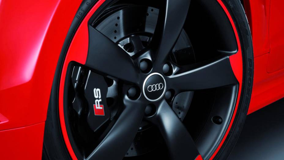 As rodas de liga leve exibem uma polêmica combinação de preto com vermelho. Você gosta? | <a href="https://quatrorodas.abril.com.br/noticias/audi-lanca-tt-rs-plus-313698_p.shtml" rel="migration">Leia mais</a>