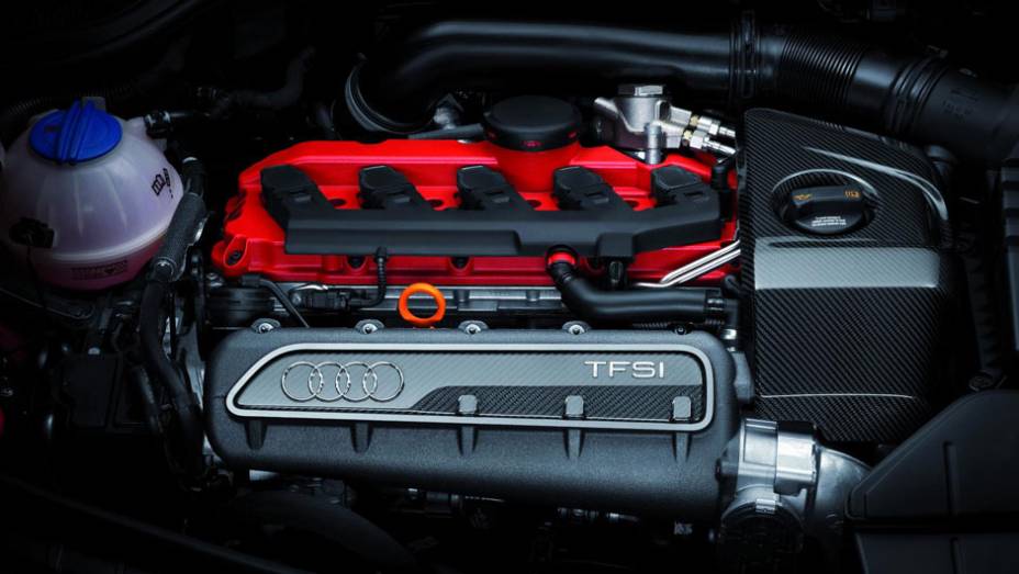 O moderno motor TFSI rende 360 cv, ou 30 cv a mais que o TT RS | <a href="https://quatrorodas.abril.com.br/noticias/audi-lanca-tt-rs-plus-313698_p.shtml" rel="migration">Leia mais</a>