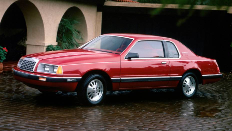 1983 - No estilo "aero" da Ford, seu novo desenho era quase todo de cantos arredondados. Além dos motores V6 e V8, o Turbo Coupe de quatro cilindros trazia o primeiro câmbio manual desde 1957