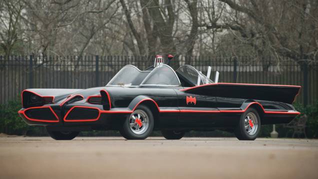 Batman (1966-1968) - Se comprometeu o rigor histórico do conceito Lincoln Futura de 1955, a produção da série lhe deu a customização de George Barris que lhe rendeu fama internacional.
