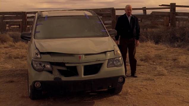 Breaking Bad (2008-2013) - Um professor química do ensino médio é diagnosticado com câncer e se torna traficante. Que melhor carro que um Pontiac Aztek para complementar a lista de infortúnios?