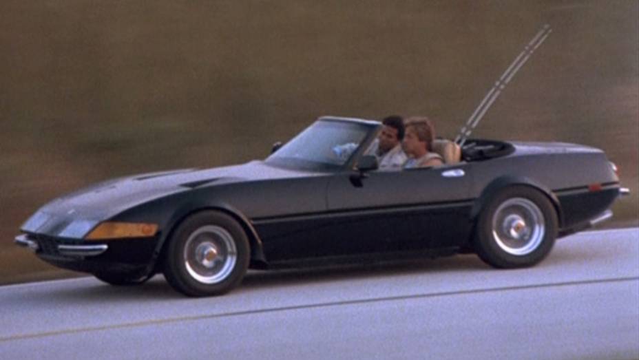 Miami Vice (1984-1990) - Clássico yuppie dos anos 80, detetives da polícia com pinta de milionários ao volante de uma réplica negra de Ferrari Daytona ou uma Testarossa branca. Igual ao cotidiano de qualquer policial americano.