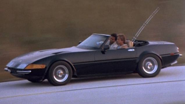 Miami Vice (1984-1990) - Clássico yuppie dos anos 80, detetives da polícia com pinta de milionários ao volante de uma réplica negra de Ferrari Daytona ou uma Testarossa branca. Igual ao cotidiano de qualquer policial americano.