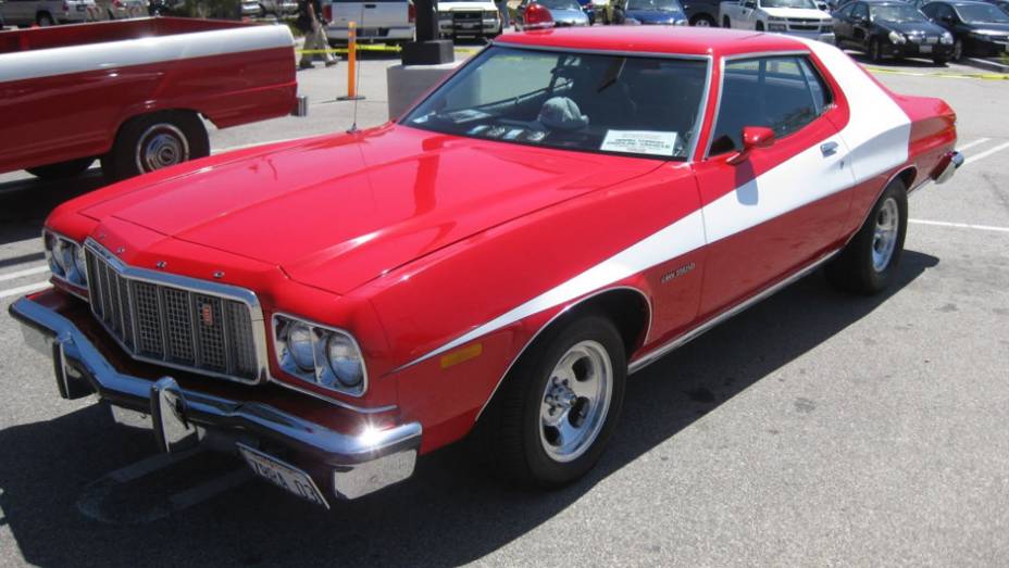 Starsky & Hutch (1975-1979) - Típico seriado de dupla de policiais a paisana, ele mesclava o durão Starsky e o polido Hutch em perseguições num Ford Torino 1974 com pintura customizada vermelha e branca.