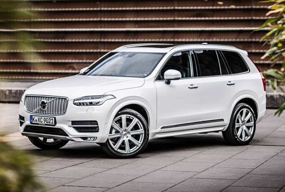 <strong>Volvo XC90</strong> – Modelo mais caro da Volvo à venda, <a href="https://quatrorodas.abril.com.br/materia/volvo-xc90-906342/ " rel="o XC90 chegou totalmente renovado em 2015" target="_blank">o XC90 chegou totalmente renovado em 2015</a>, estreando a nova identidade visual da marca. Debaixo do capô há um 2.0 turbo com 320 cv.