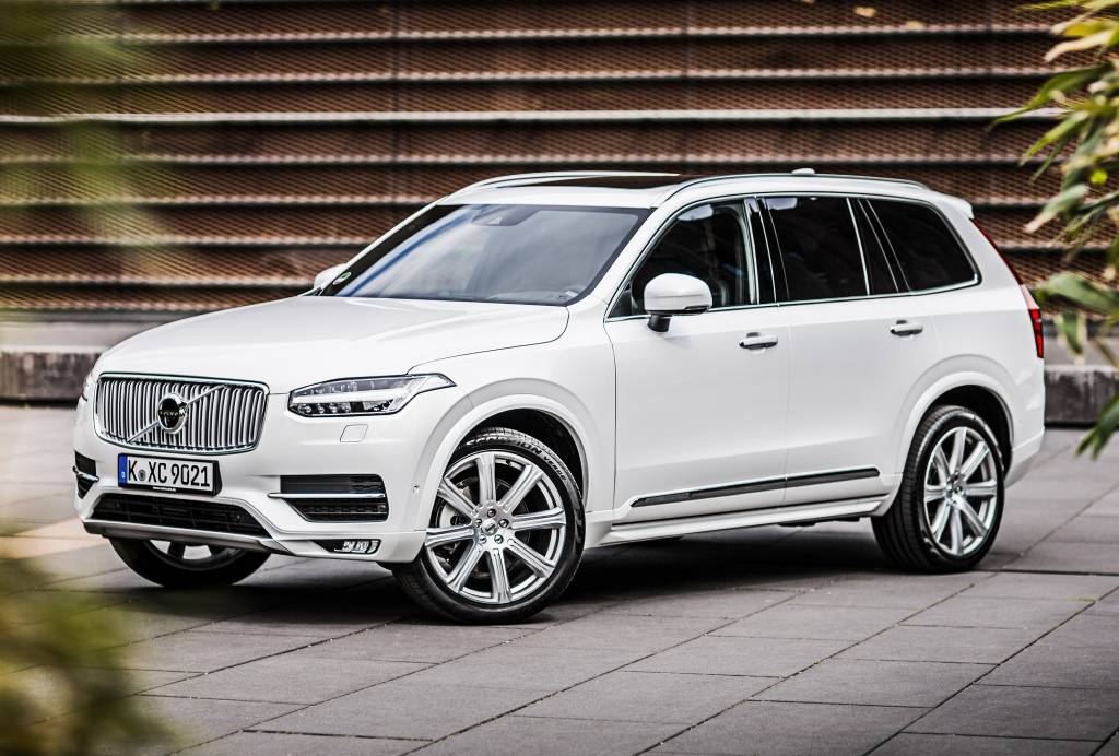 <strong>Volvo XC90</strong> &ndash; Modelo mais caro da Volvo &agrave; venda, <a href="https://quatrorodas.abril.com.br/materia/volvo-xc90-906342/ " rel="o XC90 chegou totalmente renovado em 2015" target="_blank">o XC90 chegou totalmente renovado em 2015</a>, estreando a nova identidade visual da marca. Debaixo do cap&ocirc; h&aacute; um 2.0 turbo com 320 cv.