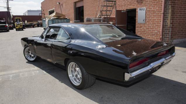 O clássico Dodge Charger de Dom Toretto ressurge repaginado, com preparação GM para superar os 500 cv | <a href="https://quatrorodas.abril.com.br/galerias/especiais/gatas-velozes-furiosos-852096.shtml" target="_blank" rel="migration">7 gatas de Velozes 7</a> | <a href="http://" rel="migration"></a>