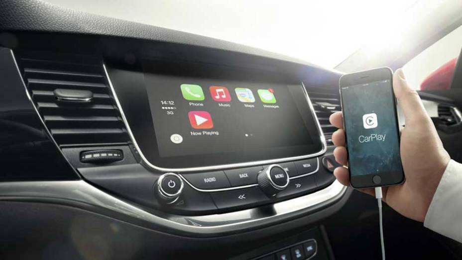 A central multimídia é completa e oferece suporte a Android Auto e CarPlay | <a href="https://quatrorodas.abril.com.br/noticias/fabricantes/opel-revela-novo-astra-871821.shtml" rel="migration">Leia mais</a>