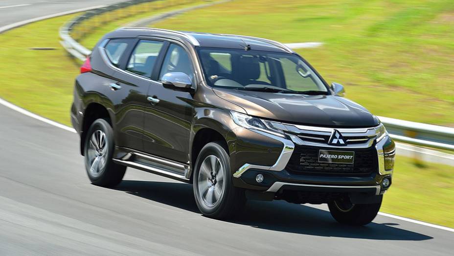 SUV adota estilo do Outlander e tem muitos cromados | <a href="https://quatrorodas.abril.com.br/noticias/fabricantes/mitsubishi-revela-nova-pajero-sport-892720.shtml" target="_blank" rel="migration">Leia mais</a>