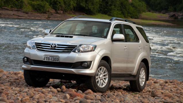 O SUV SW4 seguiu a mesma tendência da Hilux na linha 2012 | <a href="https://quatrorodas.abril.com.br/carros/lancamentos/toyota-hilux-sw4-2012-645288.shtml" rel="migration">Leia mais</a> O SUV SW4 seguiu a mesma tendência da Hilux na linha 2012 | <a href="https://quatrorodas.abril.com.br/carros/lancamentos/toyota-hilux-sw4-2012-645288.shtml" rel="migration">Leia mais</a>