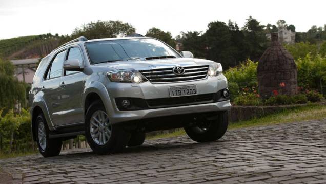 Para-choque recebeu máscara negra nos faróis de neblina | <a href="https://quatrorodas.abril.com.br/carros/lancamentos/toyota-hilux-sw4-2012-645288.shtml" rel="migration">Leia mais</a> Para-choque recebeu máscara negra nos faróis de neblina | <a href="https://quatrorodas.abril.com.br/carros/lancamentos/toyota-hilux-sw4-2012-645288.shtml" rel="migration">Leia mais</a>