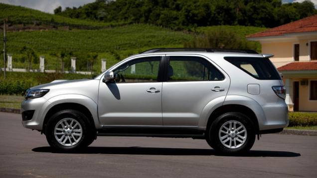 Lateral conta com recortes | <a href="https://quatrorodas.abril.com.br/carros/lancamentos/toyota-hilux-sw4-2012-645288.shtml" rel="migration">Leia mais</a>