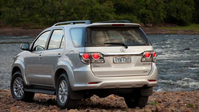 Lanternas agora possuem iluminação em LED | <a href="https://quatrorodas.abril.com.br/carros/lancamentos/toyota-hilux-sw4-2012-645288.shtml" rel="migration">Leia mais</a> Lanternas agora possuem iluminação em LED | <a href="https://quatrorodas.abril.com.br/carros/lancamentos/toyota-hilux-sw4-2012-645288.shtml" rel="migration">Leia mais</a>