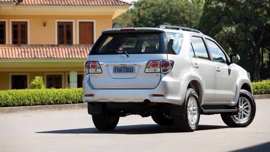 SW4 agora conta com câmera de ré | <a href="https://quatrorodas.abril.com.br/carros/lancamentos/toyota-hilux-sw4-2012-645288.shtml" rel="migration">Leia mais</a>