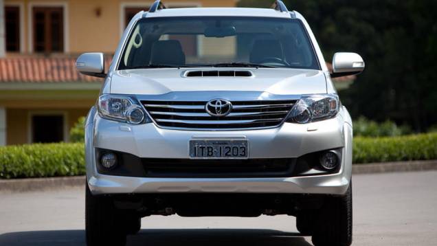 Capô tem entradas de ar e vincos proeminentes | <a href="https://quatrorodas.abril.com.br/carros/lancamentos/toyota-hilux-sw4-2012-645288.shtml" rel="migration">Leia mais</a>