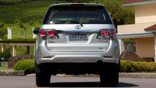A SW4 2012 conta apenas com a versão SRV | <a href="https://quatrorodas.abril.com.br/carros/lancamentos/toyota-hilux-sw4-2012-645288.shtml" rel="migration">Leia mais</a> A SW4 2012 conta apenas com a versão SRV | <a href="https://quatrorodas.abril.com.br/carros/lancamentos/toyota-hilux-sw4-2012-645288.shtml" rel="migration">Leia mais</a>