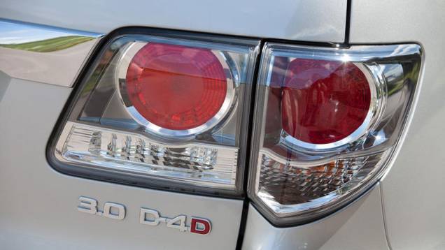 LEDs nas lanternas caracterizam veículo premium | <a href="https://quatrorodas.abril.com.br/carros/lancamentos/toyota-hilux-sw4-2012-645288.shtml" rel="migration">Leia mais</a> LEDs nas lanternas caracterizam veículo premium | <a href="https://quatrorodas.abril.com.br/carros/lancamentos/toyota-hilux-sw4-2012-645288.shtml" rel="migration">Leia mais</a>