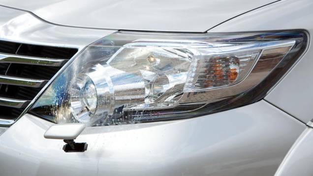 Faróis de xenônio possuem lavadores | <a href="https://quatrorodas.abril.com.br/carros/lancamentos/toyota-hilux-sw4-2012-645288.shtml" rel="migration">Leia mais</a> Faróis de xenônio possuem lavadores | <a href="https://quatrorodas.abril.com.br/carros/lancamentos/toyota-hilux-sw4-2012-645288.shtml" rel="migration">Leia mais</a>