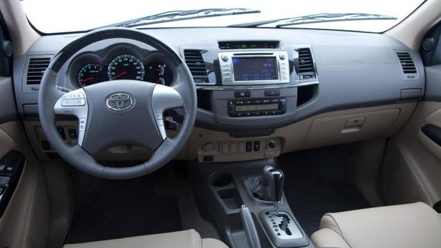 Acabamento é de madeira no volante e painéis das portas | <a href="https://quatrorodas.abril.com.br/carros/lancamentos/toyota-hilux-sw4-2012-645288.shtml" rel="migration">Leia mais</a> Acabamento é de madeira no volante e painéis das portas | <a href="https://quatrorodas.abril.com.br/carros/lancamentos/toyota-hilux-sw4-2012-645288.shtml" rel="migration">Leia mais</a>
