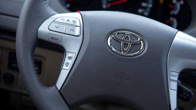 Volante possui comandos multimídia | <a href="https://quatrorodas.abril.com.br/carros/lancamentos/toyota-hilux-sw4-2012-645288.shtml" rel="migration">Leia mais</a> Volante possui comandos multimídia | <a href="https://quatrorodas.abril.com.br/carros/lancamentos/toyota-hilux-sw4-2012-645288.shtml" rel="migration">Leia mais</a>