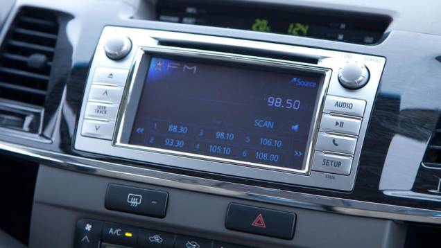 Novo sistema de áudio vem com tela touch de 6,1 polegadas | <a href="https://quatrorodas.abril.com.br/carros/lancamentos/toyota-hilux-sw4-2012-645288.shtml" rel="migration">Leia mais</a> Novo sistema de áudio vem com tela touch de 6,1 polegadas | <a href="https://quatrorodas.abril.com.br/carros/lancamentos/toyota-hilux-sw4-2012-645288.shtml" rel="migration">Leia mais</a>